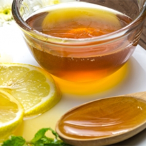استفاده از عسل برای درمان گلو درد و سایر روش‌های درمانی خانگی