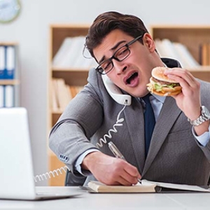 5 دلیل اینکه نباید پشت میز کار،‌ غذا بخورید