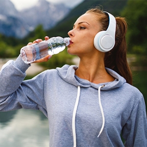 چگونه نوشیدن آب و رژیم آب برای لاغری و کاهش وزن مؤثر است؟