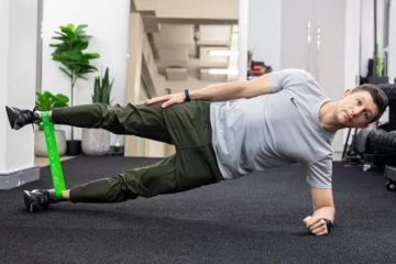 ورزش شکم با کش مینی باند بدنسازی : بلند کردن پا در پلانک جانبی
